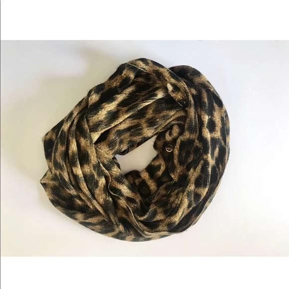 ❗️SOLD❗️Michael Kors Leopard Print Infinity Scarf - Picture 2 of 6